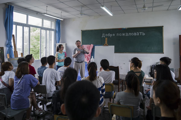 8为张大千美术学院美术学院学生进行写生示范教学.jpg