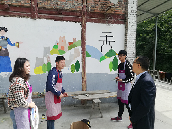 2副县长唐小洪慰问彩绘志愿者.jpg