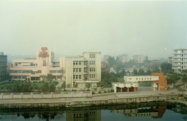10原内江教育学院校园.jpg