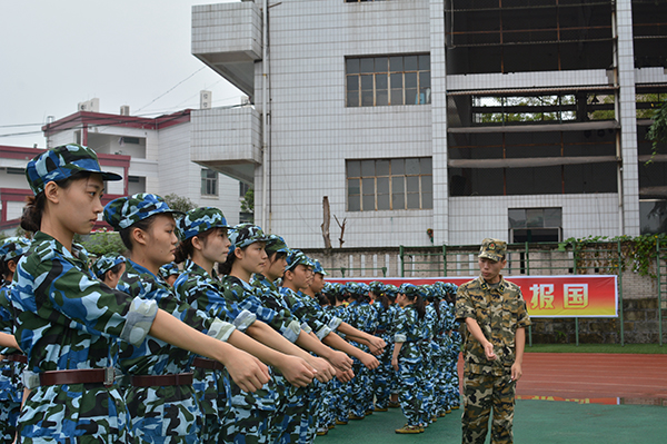 教官示范摆臂.jpg