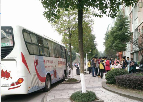 我校学子踊跃献血.jpg