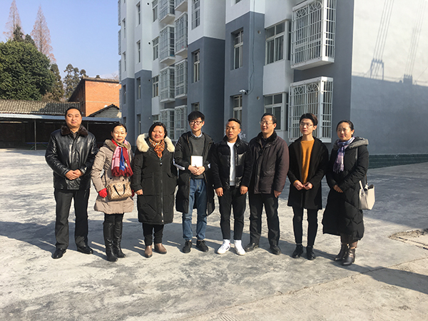 与新民中学支教的学生.jpg