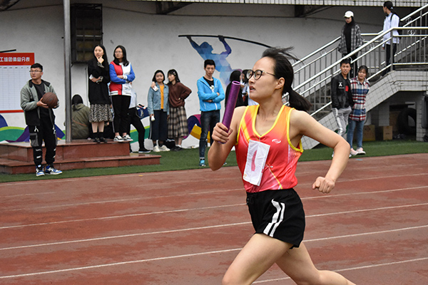女子乙组4x400胡迪 拍摄者 周晓莉.jpg