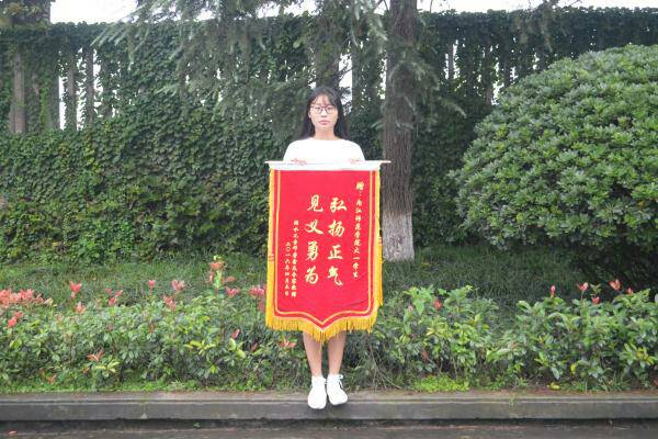 李洁.jpg