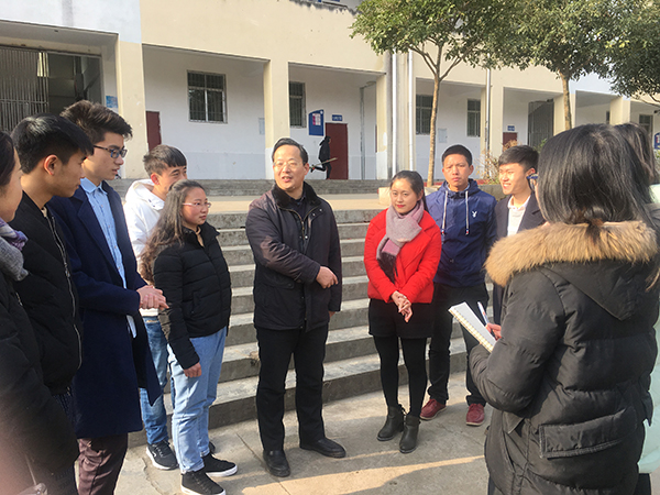 中所中学的支教学生.jpg