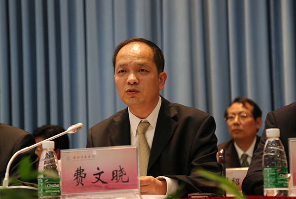4 大会执行主席、党委副书记、工会主席费文晓主持会议.JPG